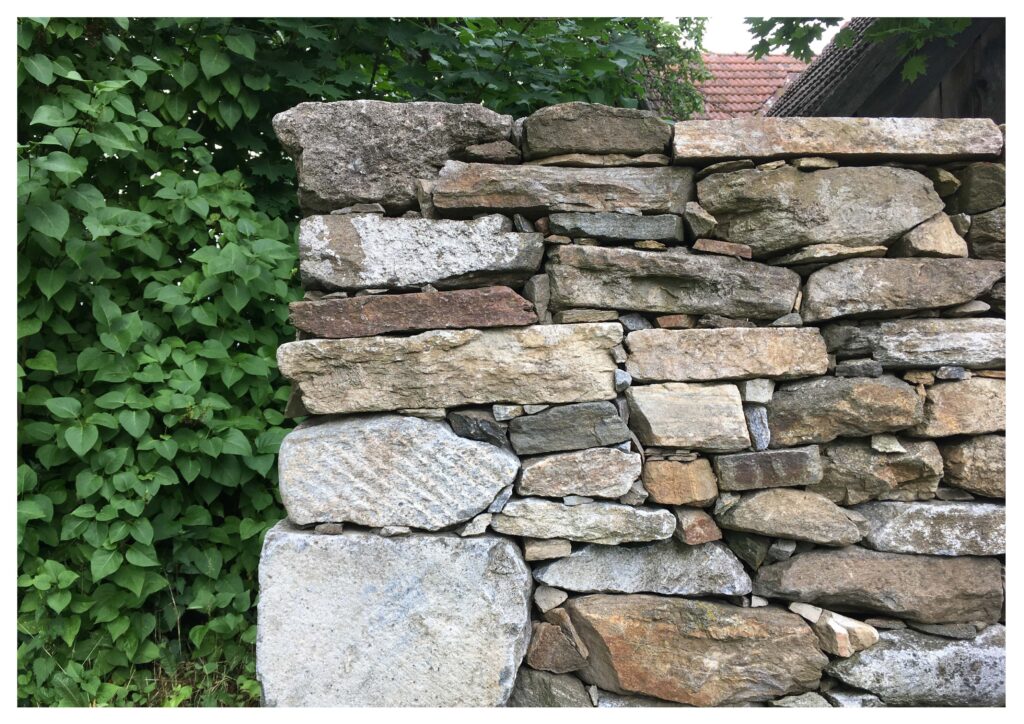 Abbildung von Architectonic – freistehende zweiwandige Trockensteinmauer